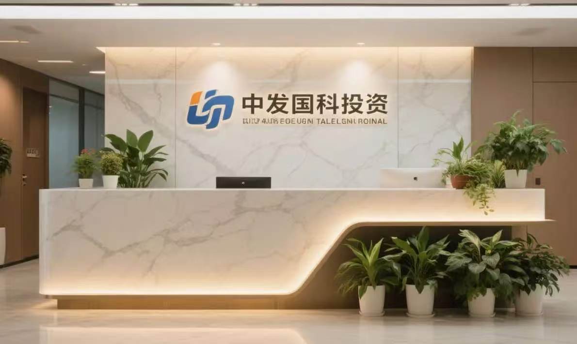 现代化办公室内部,宽敞明亮的空间,落地窗采光良好,员工正在工作区域专注工作,体现专业办公环境